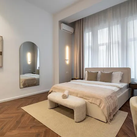 Designer 4br Retreat - Chic & - Steps To Old Town 公寓 布加勒斯特
