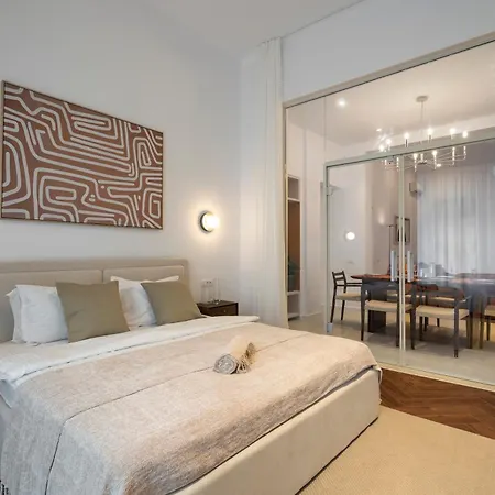 Designer 4br Retreat - Chic & - Steps To Old Town 公寓 布加勒斯特