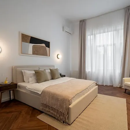 Designer 4br Retreat - Chic & - Steps To Old Town 公寓 布加勒斯特