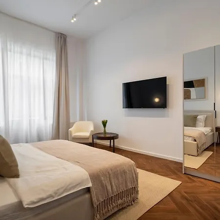 Designer 4br Retreat - Chic & - Steps To Old Town 公寓 布加勒斯特
