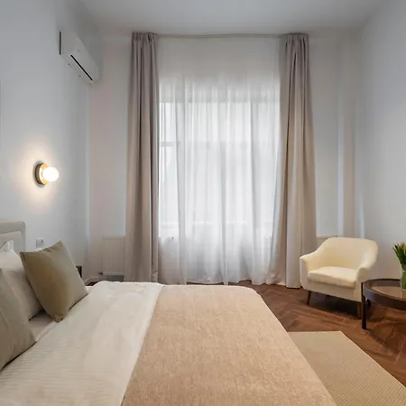 Designer 4br Retreat - Chic & - Steps To Old Town 公寓 布加勒斯特