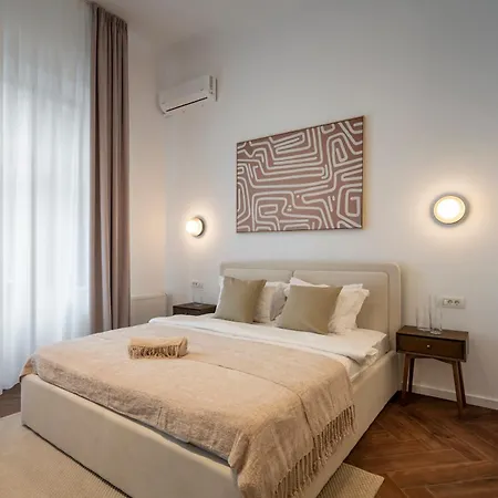 Designer 4br Retreat - Chic & - Steps To Old Town 公寓 布加勒斯特